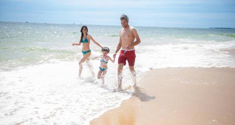 Offre ENFANT GRATUITE: profitez des plages tranquilles de septembre sans soucis!